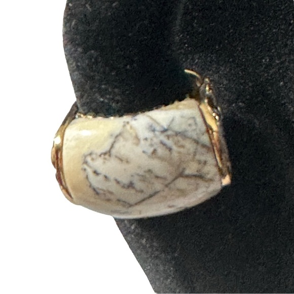 Barse Thailand Gold Tone Intricate Design White Howlite Stone Cocktail Ring Sz 8 - Picture 3 of 12